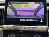 後方の映像と車幅の目安となるガイド線を画面で確認でき、駐車時の位置合わせをサポートします。周囲を直接確認しながら活用できるため、バック時の目視確認にも役立ちます。