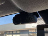 ドライブレコーダー付きで前方だけでなく車室内も録画できるので万一のとき記録に残せて安心です。