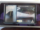 アラウンドビュー付き。上空から車両を見下ろしたような画像に加工された映像をディスプレイで確認しながら車庫入などができ大変便利です。