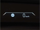 【ヘッドアップディスプレイ】現在の車速表示や目的地へのルート案内やメディア関連のリストを表示する事が可能です。視線移動を減らす事によりドライブに集中して頂けます。