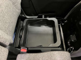 【シートアンダーボックス】助手席下には持ち運び可能な収納ボックスが装備されています。車検証ケースや靴などが収納できます。