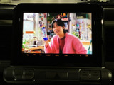 テレビ番組を画面で視聴できる装備です。停車中の休憩時間などに映像を楽しめるため、待ち時間も快適に過ごせます。お出かけ先でのひと息にも活用できる便利な一台です。