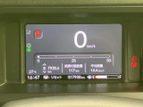 視認性の高いメーター類は、運転に必要な情報を一目で確認できます。運転状況を的確に把握し、安全運転をサポートします。