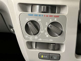 シンプルで使いやすい位置にスイッチがあるマニュアルエアコン搭載車です