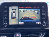 後方映像に加えて車両周辺の状況も画面で確認でき、駐車時の周囲への注意を促します。ガイド表示を参考にしながら、見通しにくい場所での後退や駐車をサポートします。