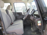 運転席、助手席ともに広々しています。また足元の広さだけでは無く、シートも大きめにしていますので体をしっかりと支え、長時間運転でも疲れが出にくい設計にしています。