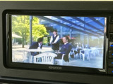 テレビ番組を画面で視聴できる装備を備えています。停車中の休憩時間などに映像を楽しめるため、目的地で待ち時間がある際にも車内で過ごす時間に活用できます。