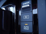 オートブレーキホールド機能は運転者のブレーキ操作によって停車した際に自動的にブレーキ力を保持する機能です。ブレ-キ力が保持されているときにアクセルペダルを踏むと自動的にブレ-キが解除され発進する事が出来