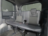 便利な5:5分割可倒式シートです。収納と乗車人数のバランスに優れています♪荷物の大きさに応じたラゲージスペースをフレキシブルに作り出せるので、シーンに応じた使い方ができます♪