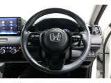 運転中もハンドルでの操作が可能です。特に高速道路等の目が離せない運転時には、便利さだけでなく、安全性も兼ね備えております。