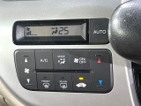 【オートエアコン】一度お好みの温度に設定すれば、車内の温度を検知し風量や温度を自動で調整。暑い&hellip;寒い&hellip;と何度もスイッチ操作をする必要はありません。快適な車内空間には必須の機能ですね♪