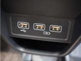 ◆USB入力端子◆USB接続、スマートフォンの充電等にも便利なUSBチャージャー使いやすい場所に装備されています。