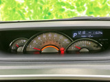 速度や燃料残量、シフト位置などを運転席からひと目で確認できるメーター表示です。中央の表示部には時刻や走行情報も表示され、必要な情報をまとめて把握できます。