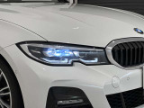 アダプティブLEDヘッドライトはステアリングを切った方向を照らします。