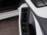 シートの高さ、前後、角度、リクライニング機能の電動調整可能。運転席とドアミラーなどのポジションを記憶し、ボタン操作だけでセットされたポジションを自動的に再現する2プリセット分のメモリー機能が付きます