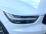 【LEDヘッドライト】ハイビームを先行車や対向車にあてず、その両サイドではハイビーム照射を維持。見える範囲が段違いに広くなりました。北欧神話に登場するトールハンマーをモチーフにデザイン。