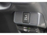 押してOFFにすると接近時になる音がならなくなる、ハイブリッド車に搭載している機能です。