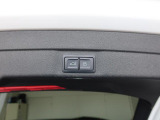 オートマチックテールゲート付き。アドバンストキーのボタンの長押し、運転席のドアのスイッチで開閉できます。