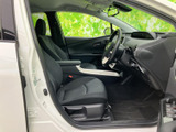 運転席まわりは前方の視界が広く、着座した状態で周囲を確認しやすいレイアウトです。シートや足元もすっきりまとまり、毎日の移動を快適に過ごしたい方におすすめです。