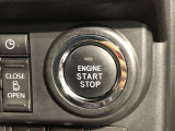 エンジンスタートスイッチです。キーが車内にあれば、エンジンの始動や停止はスイッチを押すだけ!キーを取り出す手間を省き、ワンプッシュで操作できるので簡単でスムーズです。