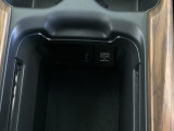 センターコンソール内の収納部分には、アクセサリーソケットとナビゲーション用の外部入力や充電可能なUSB端子がついています。移動中に充電もできるので便利です。