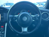 【純正革巻きステアリング】上質な革を使用することで、手にしっかり馴染みとても運転しやすいハンドルです♪