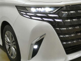 LEDヘッドライトです。デザイン性がよくとても明るいので、夜間の走行や悪天候でも安心です。しかも長寿命!