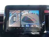 360度ビューカメラを搭載。4方の小型カメラの映像を処理し、車両真上からの映像に変換しています。