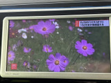 画面でテレビ番組を視聴できる装備です。停車中の休憩時間などに映像を楽しめるので、車内で過ごすひとときにも活用いただけます。ご利用時は安全な場所に停車してください。