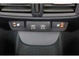 運転席と助手席の間のコンソールボックス後方に後席用にUSB電源&times;2とシートヒータースイッチ、エアコン吹き出し口があります、後席の同乗者のかたもロングドライブ時でもより