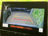 後方の様子を画面で確認でき、駐車時の周囲確認をサポートします。目安となるガイド線も表示されるため、駐車スペースに合わせて位置を確かめたい場面で役立ちます。