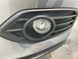 フォグライトは、霧などの悪天候時、自車の位置を示すとともに前方や路肩が見えずらい時、近い位置をワイドに照らしてくれます。