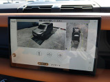 【3Dサラウンドカメラ】周囲の安全確認をアシストする機能です。3D車外ビュー、360&deg;オーバーヘッドビューを 利用して、狭いスペースでも安心、スムーズに運転操作ができます。