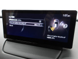 リアバンパーの内側に設置したセンサーで側方・後方からの車両接近を感知し、ドアミラーの鏡面に備えたインジケーターの点滅でドライバーに通知♪ドライバーの安全確認をサポート致します。