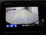 バックカメラの画像です。ガイドラインがスムースな車庫入れをサポートいたします。車庫入れの安心感がアップしますね。