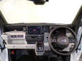 【ルームクリーニング】せっかく乗るならピカピカの車がいいですよね!当店は、他社では省きがちな細部に至るまで、徹底した清掃を行っております。