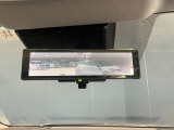 車両後方のカメラ映像をミラー面に投影します。社内の状況や天候に左右されずいつでもクリアな後方視界が得られます。