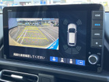 後方の映像に加え、車両周囲を示す表示と駐車位置の目安となるガイド線を確認できます。駐車時の周辺確認を助け、車庫入れや切り返しの際にも役立つ装備です。