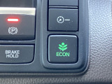 ECONモードの機能として、「燃費が良くなるアクセル制御」があります。アクセルペダルを余分に踏み込んでしまった場合でも、自動的に燃料の噴射量を抑え、エンジンの効率が良い領域で働かせるようにします。