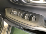 【窓操作部分】運転席のスイッチでは、すべてのウィンドーの開閉操作を行うことができます。