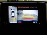 バックモニターと一緒にパノラミックビューモニター搭載!後方だけでなく、車を真上から見るように周囲の安全確認をサポートします