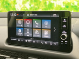 画面にはナビ、電話、ラジオ、Bluetoothなどの項目が並び、目的に合わせて選びやすい表示です。物理ボタンや音量つまみも備え、日常の操作をスムーズに行えます。