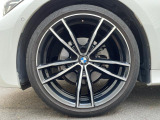BMWならではの卓越した走りを支えるホイールと足回りです!日本車の走りに慣れている方にもぜひ体感して頂きたいほど、高いレベルでまとまっています!純正19インチアルミホイール。