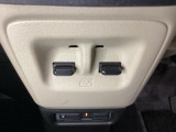 パワーウインドウは運転席で全席のドア2枚とも上下の操作ができるようになっています。