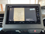 音楽や各種メニューを画面で確認でき、選択内容が見やすく表示されます。手元のボタンとあわせて操作しやすく、乗車中の音楽再生など日常の移動をサポートする装備です。