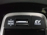ドライブモードの切り替えスイッチ。ECOモードはエンジン音や排気ガスを気にすることなく走れます。早朝や深夜の走行に便利でおすすめです。