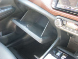 車検証などの嵩張るお荷物は、助手席前の大型のグローブBOXにお入れ下さい☆