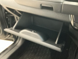 【グローブボックス】収納スペースが沢山あるので車内が散らからずに助かります。ちょっとした物を入れるのにいいですね♪