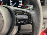 ハンドル右側にはクルーズコントロールのスイッチが装備され、運転中の操作も安心して行えます。