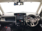 シンプルながら機能性あふれる運転席廻りです。視界性もよく、運転しやすいですよ。